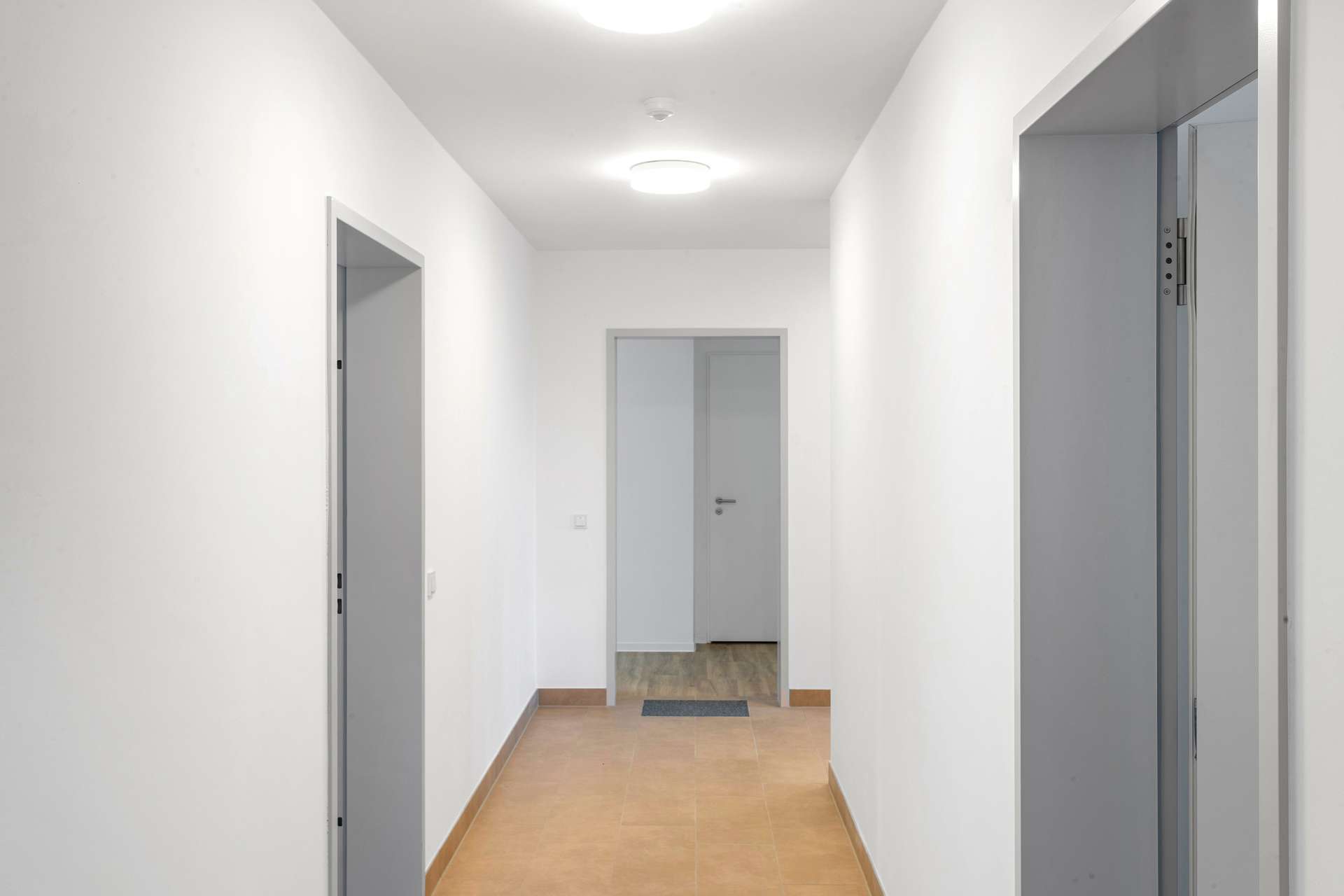 Flur zu den Wohnungen H4